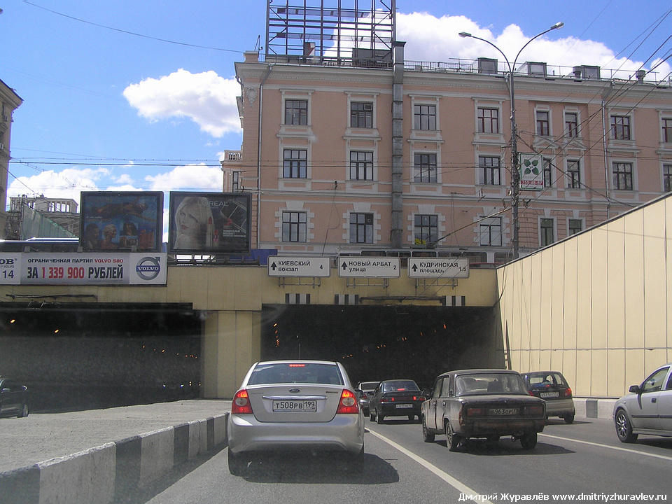 Дорога под зданием в Москве